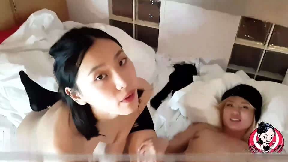 和闺蜜一起伺候男友#射精#双飞#骚逼#挑逗#舔逼#性交封面图