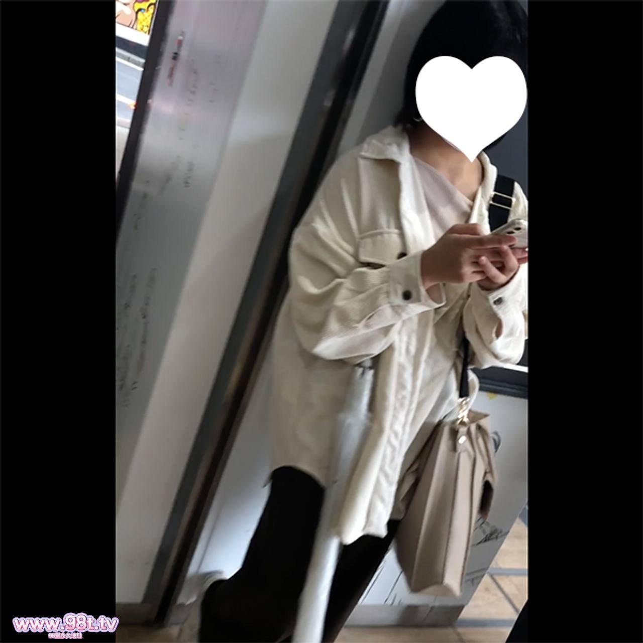 FC2PPV-4779126- はるか18歳・顔射_1。アイドル級逸材っ子が*に謝罪しながらカメラ目線顔射封面图