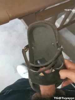 跟踪白嫩学生妹射妹妹性感凉鞋封面图